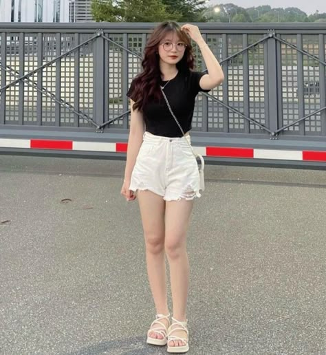 Korean Short Outfits, White Summer Outfits, Korean Summer Outfits, Korean Outfit Street Styles, Short Haircuts For Women, Vacay Outfits, Korean Casual Outfits, Casual Day Outfits, Quick Outfits