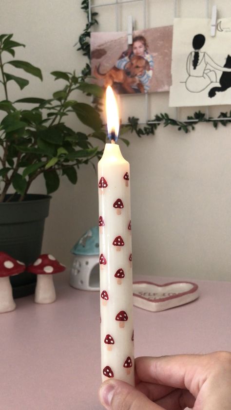 Painted Candles With Candles, Aesthetic Candle Painting, Acrylic Candle Painting, Candle Painting Inspiration, Aesthetic Painted Candles, Candles Painting Ideas, Candel Painting Idea, Diy Flower Candles, Candel Painting Aesthetic