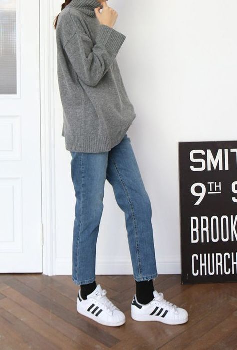 weekend-style-mom-jeans-addidas-sneakers-turtleneck-neturals-casual-via-pinterestsweater- Cropped Jeans Sneakers Outfit, Trainers With Socks, Cropped Jeans With Socks, Cropped Jeans With Sneakers, Socks Adidas, Dress Like A Parisian, Mum Jeans, Ripped Jeggings, Minimalist Outfits