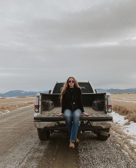 Cute Truck Pictures Photo Shoot, Cowgirl Truck Pictures, Truck Inspo Pics, Western Photoshoot Ideas With Truck, Cute Country Senior Picture Ideas, Pictures To Take With Your Truck, Posing With Truck, Western Insta Pics, Country Girl Photoshoots Truck