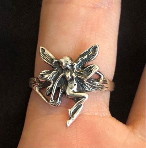 Fairy ring earth grunge silver jewellery woman wings rory gilmore alt punk rock goth aesthetic Fairy Ring Jewelry, Fairy Grunge Gifts, Layered Rings Silver Grunge, Silver Goth Rings, Alt Rings Aesthetic, Silver Alt Jewellery, Jewlerie Aesthetic Grunge, Rings Goth Aesthetic, Fairy Ring Aesthetic