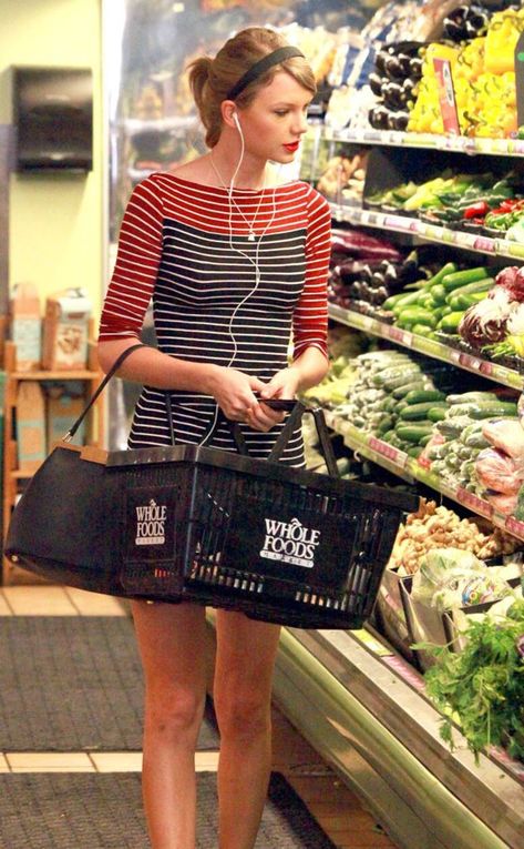 Taylor Swift Street Style, Estilo Taylor Swift, Swift Photo, Taylor Swift Red, Taylor Swift 13, Taylor Swift Pictures, Whole Foods, Taylor Swift Style, Grocery Shop