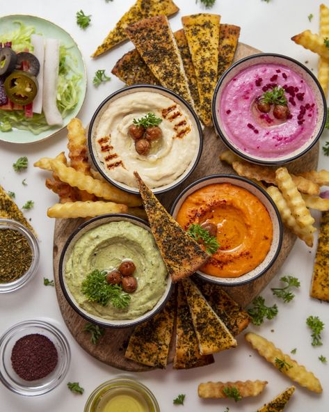 Mezze Platter Photography, Middle Eastern Tapas, Hummus Photography Food Styling, Dips Photography Food Styling, Humus Board Ideas, Arabic Finger Food, Meze Ideas, Arabic Food Traditional, Meze Platter