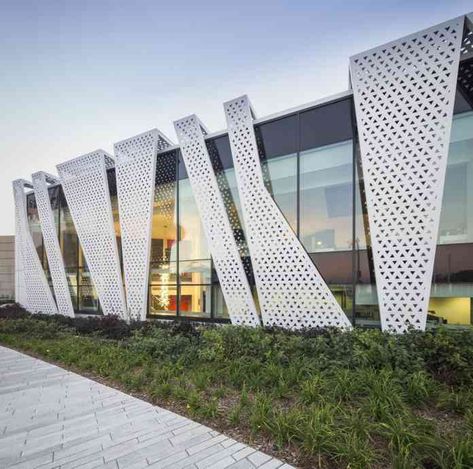 Metal Screens Architecture, Exterior Wall Cladding, Metal Facade, Architecture Elevation, Facade Lighting, Metal Screen, Glass Facades, Design Exterior, Building Facade