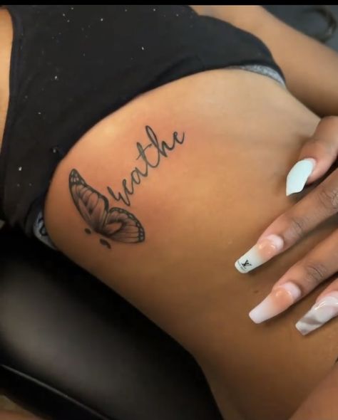 Lower Body Tattoos For Women, Hand Tattoos For Girls, Cute Hand Tattoos, Pretty Hand Tattoos, Tattoos Inspo, Tasteful Tattoos, Spine Tattoos For Women, Pretty Tattoos For Women, Tattoos For Black Skin