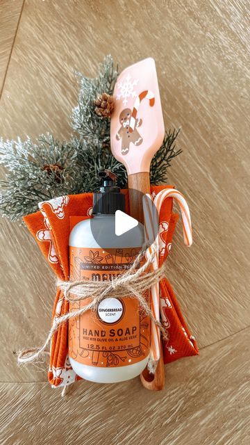 Ashley Alonzo on Instagram: "Happy Sunday!
Here’s a cute and easy little Christmas gift! 🎄 
Comment SHOP and I can send the links to your DM. 
.
.
#christmasgift #diygifts" Epsom Salt Gift Basket, Small Gift For Friends Christmas, Home Made Gift Baskets Ideas, Hand Soap Christmas Gift Ideas, Bath And Body Works Soap Gift Ideas, Small Christmas Basket Gift Ideas, Wrapping Ideas For Small Gifts, Small Christmas Gift Basket Ideas, Small Gift Wrapping Ideas Diy