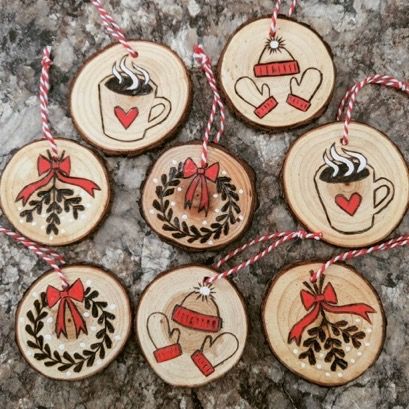 Pyrography Xmas Decorations, Woodburned Christmas Ornaments Wood Slices, Pyrography Christmas Ideas, Holiday Wood Burning Ideas, Pyrography Christmas Decorations, Christmas Pyrography Ideas, Pyrography Christmas Ornaments, Christmas Woodburning Ideas, Wood Cookie Ornaments