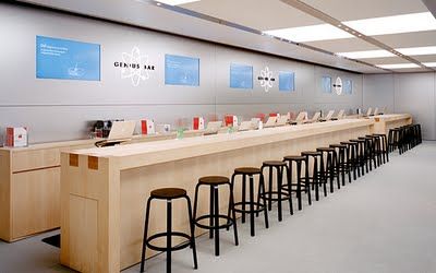 Play on genius bar - romaniq? Apple Store Interior, Apple Store Design, Genius Bar, Store Architecture, Public Space Design, Basement Storage, Store Layout, Electronic Shop, Retail Merchandising