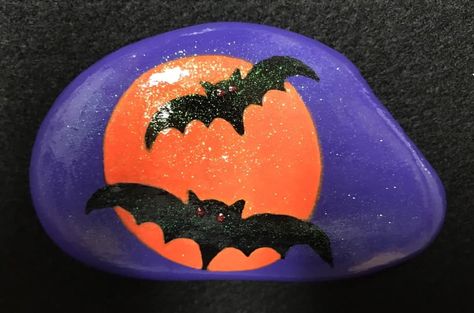 Rock Painting Ideas Halloween Easy, Bat Painted Rocks, Rock Painting Ideas Fall, Halloween Painted Rocks Ideas, Fall Rock Painting Ideas Easy, Pumpkin Painted Rocks, Halloween Painting Ideas Easy, Halloween Rock Painting Ideas, Halloween Painted Rocks