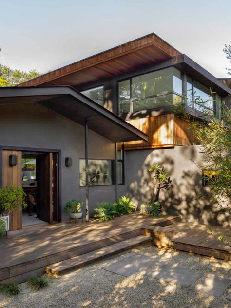 A treehouse-inspired home in California promoting indoor-outdoor living Small Modern Cabin, Wonderland Park, Concrete Siding, Modern Outdoor Spaces, Wood Patio, California Design, Courtyard House, Small House Plans, Indoor Outdoor Living