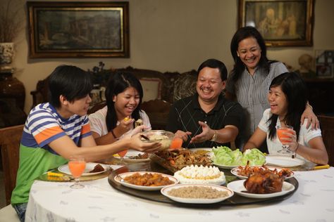 Daily Life: Above is a picture of a family eating. As you can see the family is eating together, like they like to at every meal.  If there were a guest here they would have been served as a shown of respect. Family Eating Dinner At Table, Filipino Family Photography, Family Eating Together Drawing, Family Eating Together, Family Eating At Restaurant, Dine Together, Family And Friends In Daily Life Illustration, Eating Pictures, Philippines Family