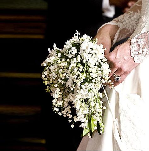 royal-wedding-kate-bouquet Royal Wedding Gowns, Middleton Wedding, Kate Middleton Wedding, Green Bouquet, Sarah Burton, Sweet William, Royal Brides, White Wedding Bouquets, Royal Weddings