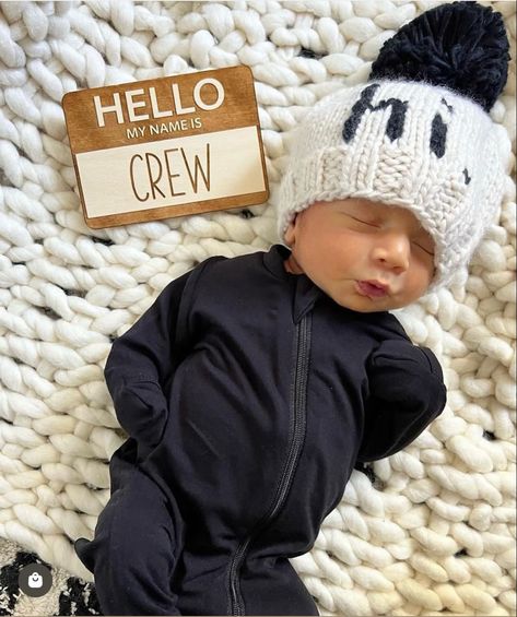 Newborn Announcement Hospital Cute Ideas, Hospital Birth Announcement Boy, Newborn Boy Announcement Hospital, Newborn Hospital Outfit Boy, Hospital Announcement Picture, New Born Baby Boy Hospital Pic, Baby Boy First Outfit Hospital, Newborn Hospital Outfit, Hospital Pics