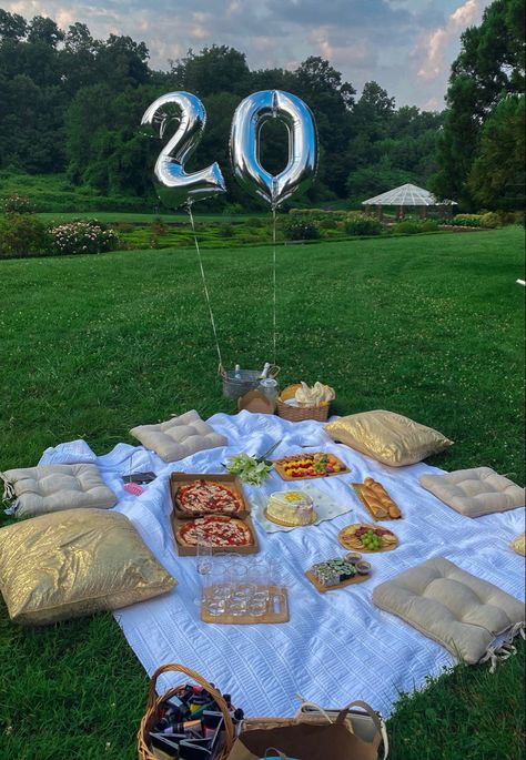 Garden Picnic Birthday, 18th Birthday Trip Ideas, Picnic Set Up, Bday Picnic, Sunday Picnic, Picnic Date Food, Picnic Inspo, 20th Bday, Picnic Birthday Party