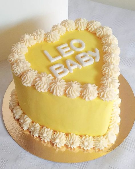 Leo Party Decorations, Leo Season Birthday Cake, Heart Cake Leo, August Birthday Cake Ideas, Leo Bday Cake, Leo Birthday Cake Aesthetic, August Cake Ideas, Leo Baby Cake, Leo Zodiac Cake