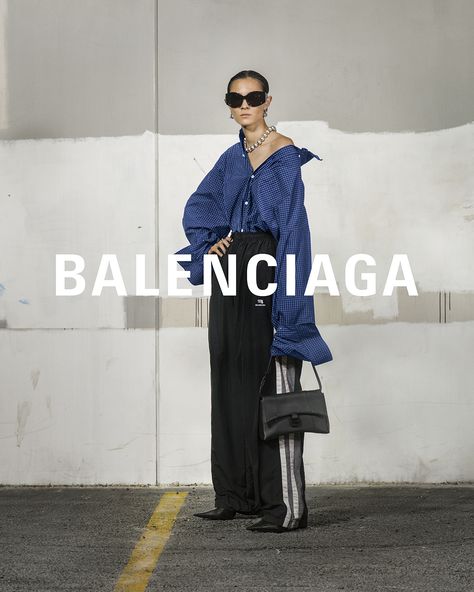 Balenciaga Campaign 2022, Balenciaga Runway, Isabelle Huppert, Fashion Content, Campaign Fashion, 사진 촬영 포즈, Brand Campaign, Fashion Campaigns, Fashion Advertising