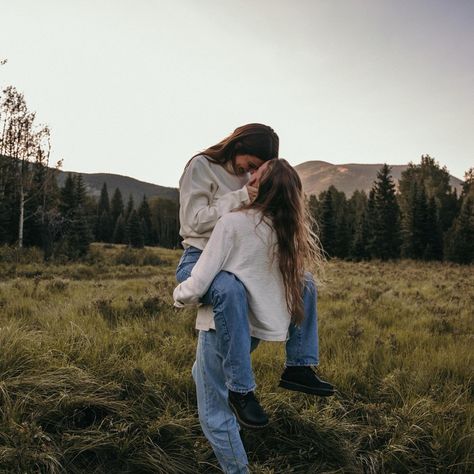 Lesbian Couple Photoshoot Outfits Fall, Winter Lesbian Couple Aesthetic, Women Couple Photoshoot, Lesbian Couple Photoshoot Photo Ideas Fall, Sapphic Engagement Photos, Lesbian Couple Poses For Pictures, Sapphic Couple Photos, Queer Relationship Aesthetic, Wlw Family Aesthetic