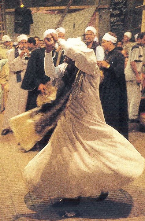 رقصة المولوية المصرية من مسجد السيدة زينب بالقاهرة     Tahtib dance at the mulid of Sayyida Zeinab (Cairo, Egypt) Egypt People, Egyptian Aesthetic, Upper Egypt, Egyptian Clothing, Life In Egypt, Egypt Aesthetic, Egypt Culture, Country Photography, Egyptian Women