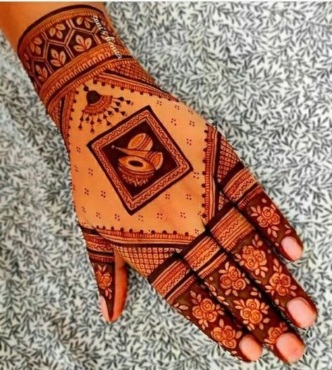 Latest 50 Karwa Chauth Mehndi Designs For Hands - Tips and Beauty Back Hand Mendhi Designs Unique, Backhand Mehndi Designs Latest, Henna Designs For Back Hand, Bridal Back Hand Mehndi Design, Sider Mehndi, Karwa Chauth Mehndi, Hand Mehndi Designs, Mahendi Designs, Eid Mehndi