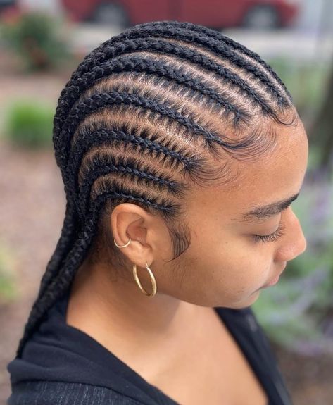 Perfect Minimalist Black Feed-In Braids Three Feed In Braids, 8 Feed In Braids, Feed In Braids Styles, Braids To The Back, Straight Back Braids, Straight Back Cornrows, Cornrows Natural Hair, Feed In Braids, Back Braid