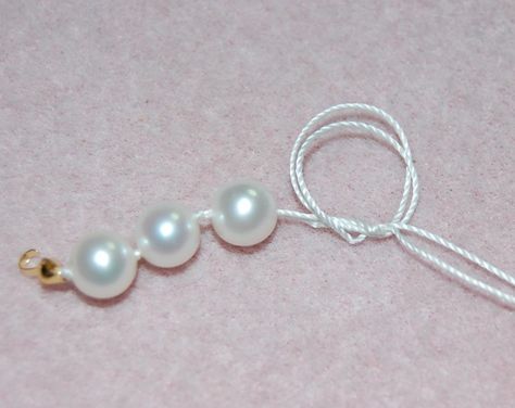 Pearl Knotting - How to knot a string of pearls - Making Jewelry Pearl Knotting, Jewerly Making, Jewelry Knots, String Of Pearls, Jewelry Techniques, Jewelry Making Tutorials, Jewelry To Make, Beads And Wire, Bijoux Diy