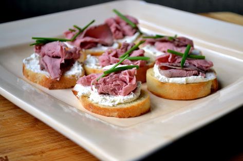 Roast Beef Appetizers, Beef Crostini, Garlic Herb Cheese, Beef Appetizers, One Bite Appetizers, Cheese Crostini, Crostini Appetizers, Sliced Roast Beef, Holiday Appetizers Easy