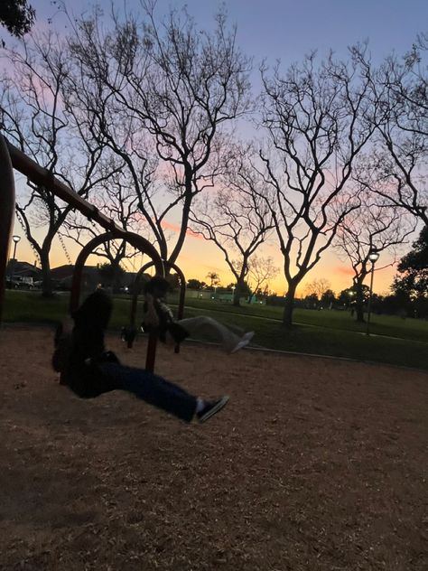 Hanging out with my friends at the park and the sunset came thought it was aesthetic 😭😭 Hanging W Friends Aesthetic, Hanging Our With Friends Aesthetic, Hanging Out Aesthetic, Friends Hanging Out Aesthetic, Hanging Out With Friends Aesthetic, Romanticize Autumn, Park Aesthetic Sunset, Sunset With Friends Aesthetic, Watching The Sunset With Friends