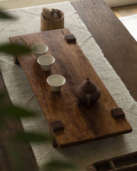 The Tea Tray of Chinese style is made of 100% reclaimed wood, bring a sense of antiquity, uniqueness and serenity to your home. With rustic charm, the Chinese Tea Tray will bring a touch of natural warmth and texture to any room. Crafted from reclaimed wood and featuring a slight lift, this riser is ideal for displaying all of your favorites. Select the ideal size from our range of three variations to perfectly meet your unique needs. Wabi Sabi Tea Room, Japanese Tea Set Aesthetic, Tea Room At Home, Tea Tray Ideas, Japanese House Aesthetic, Tea House Interior, Tea Setup, Tea Decorations, Japanese Tea Table