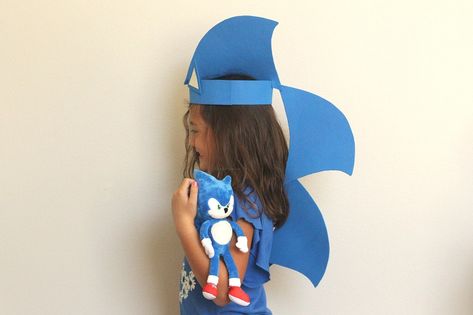 Sonic the Hedgehog Party Hat DIY + FREE Printable - Raising Whasians #SonicMovie #SonictheHedgehog #CatchSonic Sonic Crafts, Sonic The Hedgehog Party, Sonic The Hedgehog Costume, Sonic Costume, Hedgehog Party, Sonic Cake, Sonic Birthday Parties, Movie Crafts, Night Kids