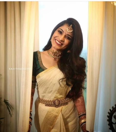 Hindu Engagement Dress Kerala, Set Saree Kerala, Kerala Hindu Bride, Kerala Wedding Saree, Onam Outfits, Kerala Saree Blouse Designs, Engagement Saree, Hair Style On Saree, Kerala Bride