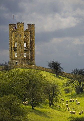 Uk Castles, James Herriot, Chateau Medieval, Scottish Castles, A Castle, English Countryside, Breathtaking Landscapes, England Travel, Places Around The World