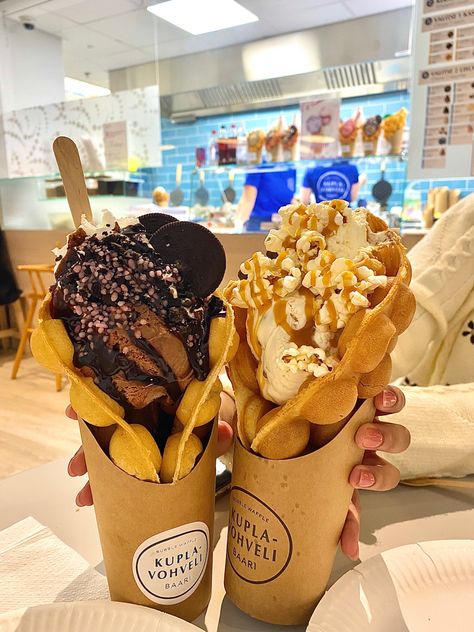 Location: Bubble Waffle Bar (Tripla, a mall in Helsinki) #waffles #aesthetic #food #dessert #sweet #cute with @qwassons 🧇 Bubble Waffle Aesthetic, Waffle Aesthetic, Blackberry Breakfast, Waffles Aesthetic, Ice Cream World, Waffle Pizza, Bubble Waffles, Dessert Waffles, Waffle Bar