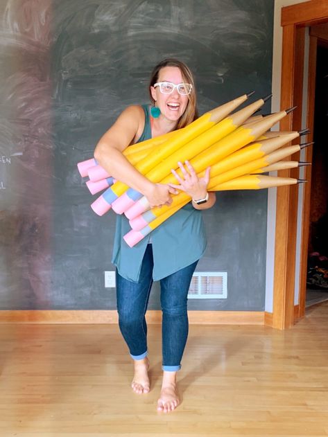 Giant Pencil, Decoration Vitrine, Back To School Crafts, Back To School Party, Pool Noodles, School Bulletin Boards, Classroom Rules, School Party, Classroom Crafts