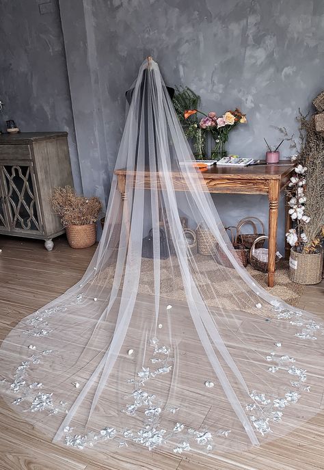 Brides Vail Long, Lacy Veil Brides, Tulle Veil Long, Long Wedding Vails, Spring Wedding Veils, Bride Veil Ideas, Wedding Vail With Flowers, Long Wedding Veils With Hair Down, Viels Wedding