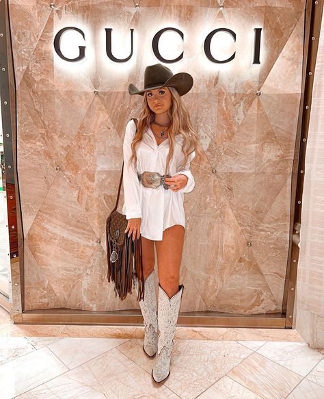 Country Concert Outfit Ideas Fall, Concert Outfit Ideas Fall, Nfr Outfits For Vegas, Nfr Outfits For Vegas Cowgirl Fashion, Western Glam Outfit, Country Concert Outfit Ideas, Nfr Outfits, Nfr Fashion, Cowgirl Style Outfits