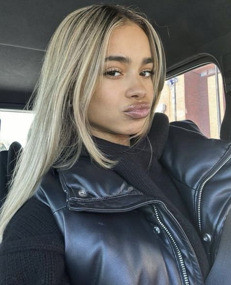 Ash Blonde Hair Black Hair, Blonde Straight Hair Black Women, Lucinda Strafford Hair, Blonde Hair Dark Features, Blonde Hair For Tan Skin Tone, Brown Girl With Blonde Hair, Short Dyed Blonde Hair, Brown Girl Blonde Hair, Blonde Hair Tan Skin Brown Eyes