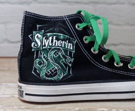 Diy Slytherin, Harry Potter Shoes, Slytherin Clothes, Slytherin Outfit, Slytherin Fashion, Citate Harry Potter, Stile Harry Potter, Harry Potter Accessories, Hogwarts Outfits