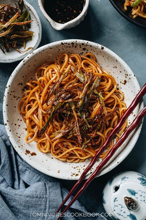 Scallion oil noodles is a simple and hearty dish with tender noodles mixed with super fragrant scallion oil, soy sauce and fried crispy green onions. It is a wonderful side dish that uses only 6 ingredients, and it’s satisfying enough to serve as a light meal by itself. {Vegan} Green Onion Noodles, Scallion Oil Noodles, Onion Noodles, Mashed Sweet Potatoes Healthy, Scallion Noodles, Tasty Noodles Recipe, Scallion Oil, Oil Noodles, One Pot Vegetarian