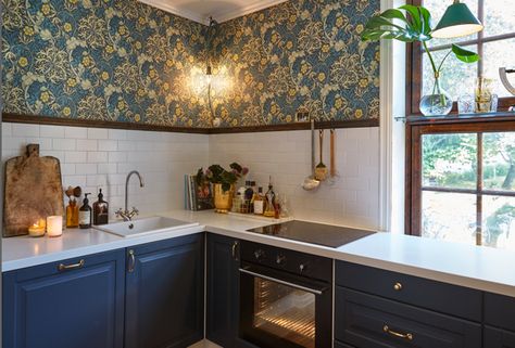 Kitchen in Dynekilgata. William Morris wallpaper William Morris Wallpaper Kitchen, William Morris Kitchen, Cabin Garage, William Morris Wallpaper, Colonial Kitchen, Wallpaper Kitchen, Jeff Goldblum, Morris Wallpapers, Eclectic Kitchen