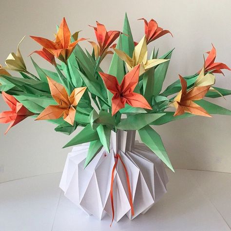 Flower bouquet in paper vase. Origami Vase, Origami Bouquet, Origami Flowers Tutorial, Paper Flower Arrangements, Origami For Beginners, Origami Fish, Origami Love, Origami Patterns, Paper Vase