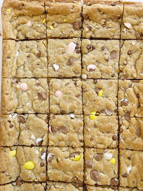 Cadbury mini egg blondie bar recipe Cadbury Egg Recipes, Mini Egg Blondies, Mini Egg Recipes, Easter Cookie Bars, Cadbury Mini Egg Cookies, Cadbury Mini Eggs, Mini Eggs Cookies, No Egg Desserts, Easter Snacks