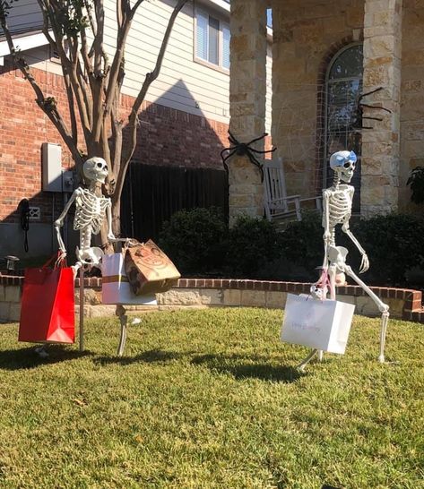 Skeleton Displays For Halloween Funny, Funny Halloween Outdoor Decor, Skeleton Outdoor Decorations, Skeletons Posing, Skeleton Ideas For Halloween, Diy Skeleton Decor, Skeleton Poses Halloween, Skeleton Posing, Posing Skeletons