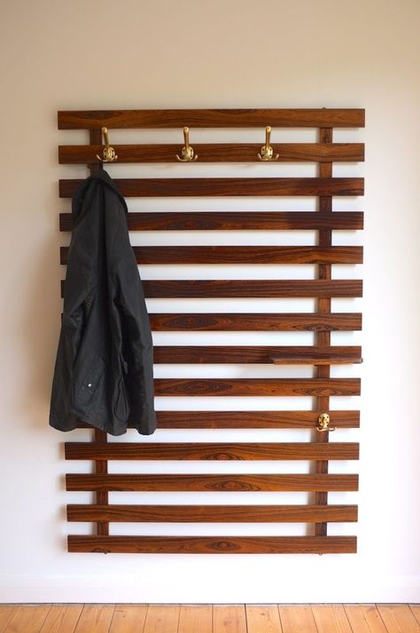 DECORATIVE WALL HOOKS THAT YOU CAN MAKE YOURSELF #creativewallhookideas Diy Hat Rack, Diy Coat Rack, Diy Coat, Rustic Coat Rack, Hallway Coat Rack, Modern Coat Rack, Decorative Wall Hooks, Hanger Diy, Hal Decor