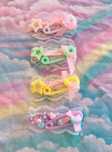 Cute Lacey hair clips! Creepy Cute Accessories, Harajuku Hair Clips, Decora Kei Accessories, Decora Hair Clips, Decora Kei Aesthetic, Kawaii Clips, Fairy Kei Hair, Cute Hairclips, Pastel Hair Clips