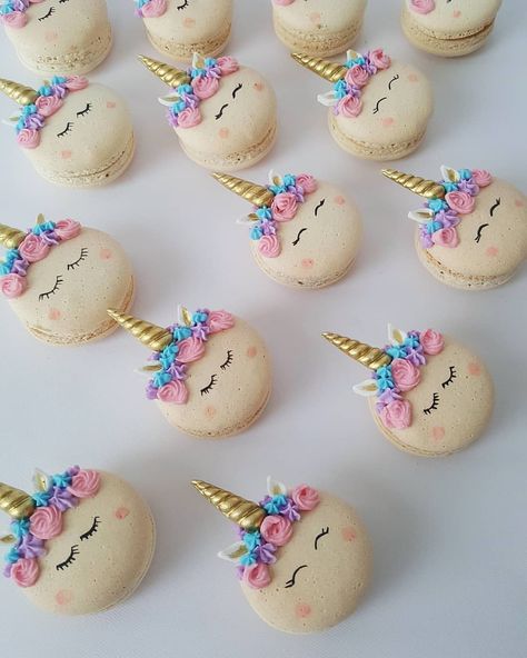 Macarons For Birthday, Cool Macarons, Princess Macarons, Macroons Recipe, Macarons Design, Macaron Designs, Holiday Macarons, Unicorn Macaron, Macaron Decoration