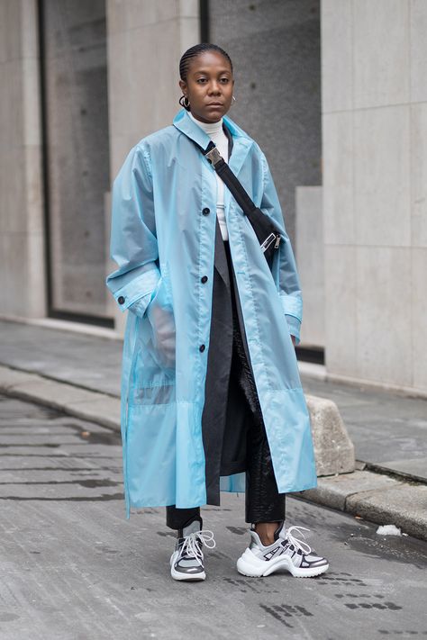 STYLECASTER | Dad Sneakers Street Style | Dad Sneakers Outfit | How to Wear Dad Sneakers Rain Weather Outfits, Raining Outfit, Rainy Day Outfit Summer, Raining Day Outfit, Rainy Day Outfit Winter, Archlight Sneaker, Rainy Outfit, Rainy Day Outfit Aesthetic, Rainy Day Outfit For Work