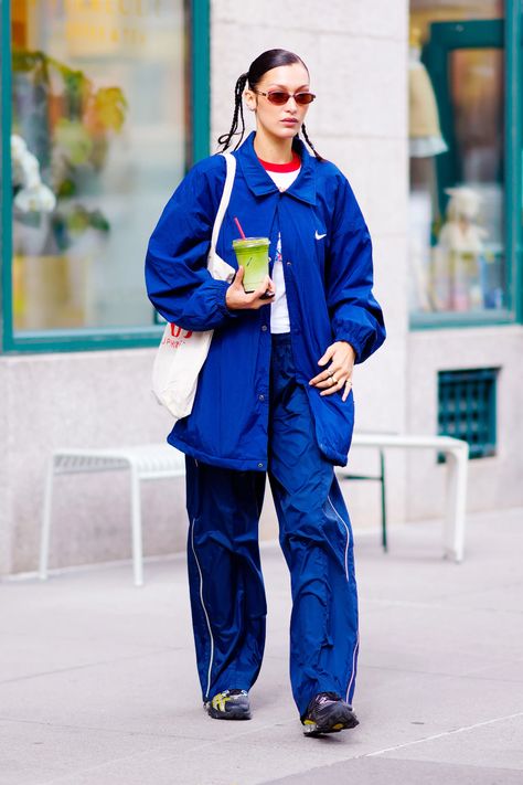 90s Tracksuit Outfit, Bella Hadid Nails, Supermodel Style, Sports Chic Outfit, Nike Set, Nails Y2k, Retro Nike, Models Off Duty Style, Anti Fashion