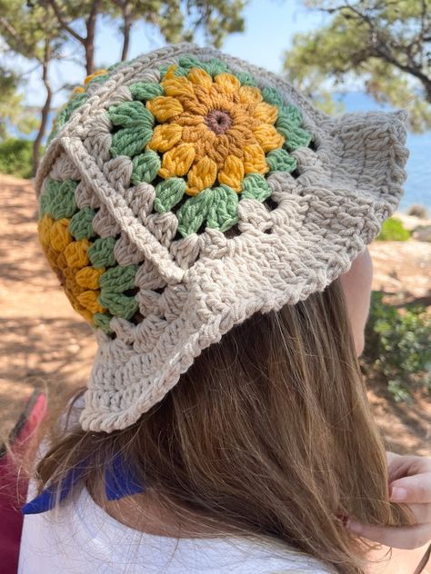 Excited to share the latest addition to my #etsy shop: Sunflower Crochet Bucket Hat / Knitted Sun Hat / Granny Square Bucket Hat / Hair Accessories / Women Accessories #beige #sunflower #buckethat #handmade #hat #crochetwear #grannysquare #crochet #art Tote Crochet, Bucket Hat Pattern, Flower Granny Square, Bracelet Crochet, Confection Au Crochet, Pola Amigurumi, Bonnet Crochet, Crochet Bucket, Crochet Sunflower