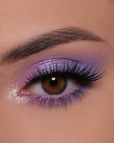 Lilac Eyeshadow, Spring Makeup Trends, Halloweenský Makeup, Prom Eye Makeup, Purple Eye Makeup, Pink Eye Makeup, Purple Makeup, Eye Makeup Designs, Purple Eyeshadow