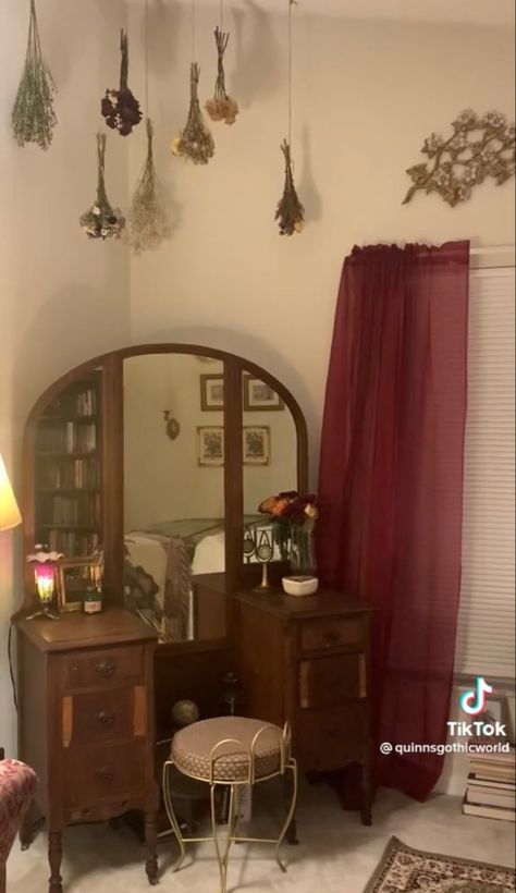 Simple Feminine Bedroom, Inspiration Bedroom Aesthetic, Whimsigothic Bedroom, Phoebe Buffay Aesthetic, Cottage Core Autumn, 60s Room, White Bedroom Design Ideas, 90s Witch, Whimsical Gothic